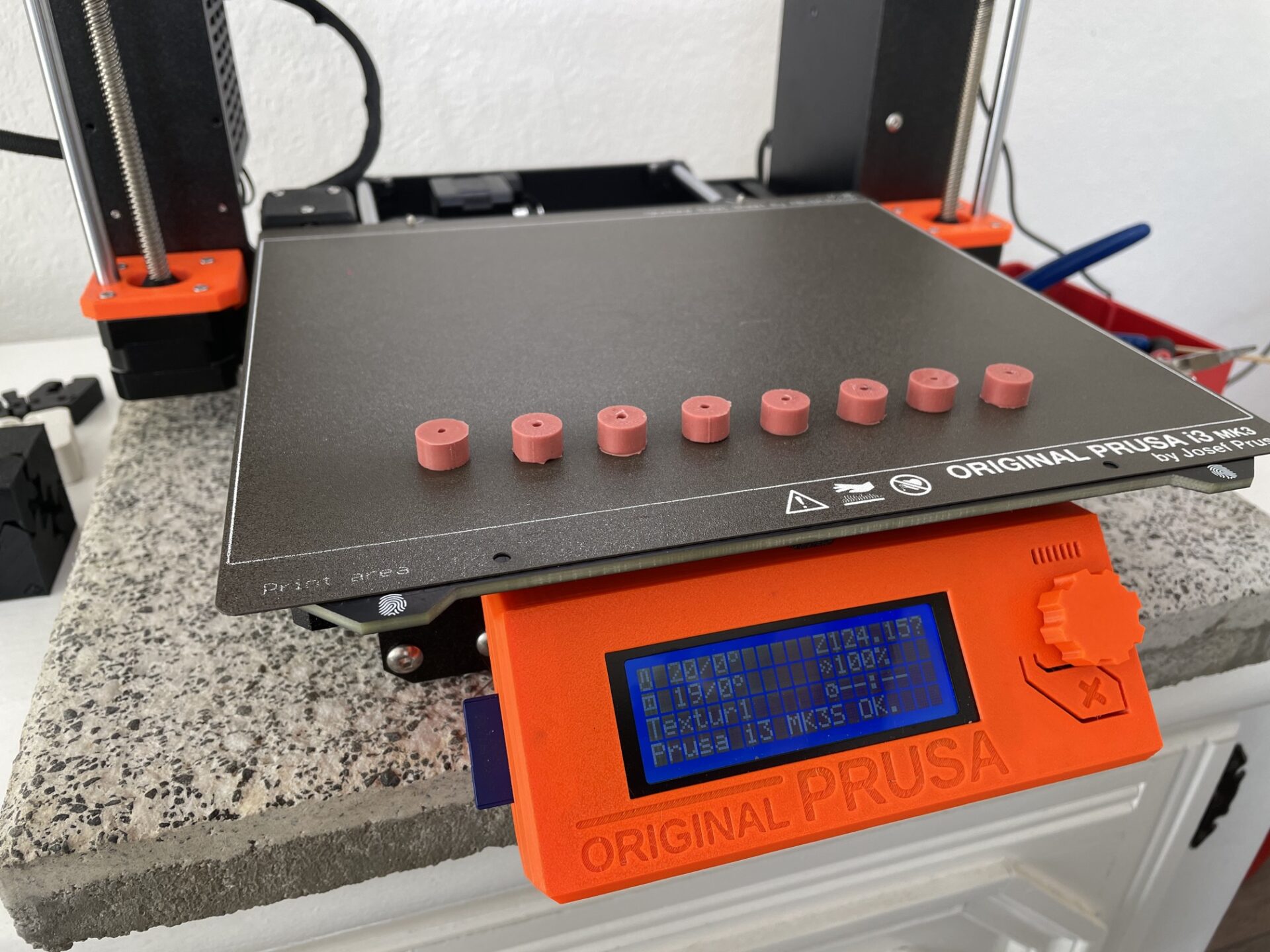Prusa MK3S mit acht roten Silikondämpfern auf dem Heizbett