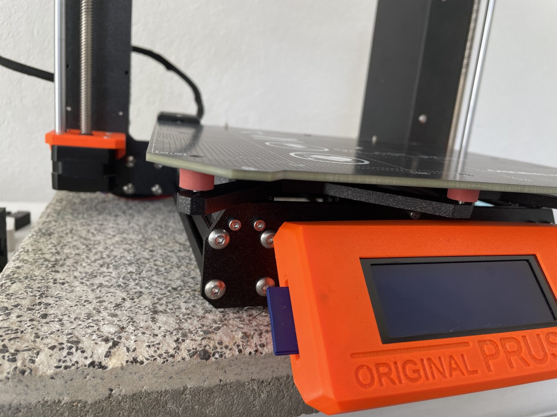 Prusa MK3S mit montiertem Heizbett und Silikondämpfern