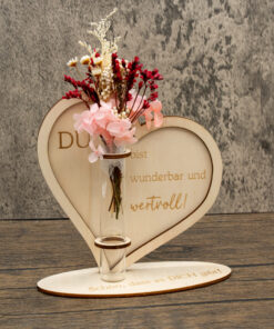 Holzherz mit Trockenblumen und Gravur in der Vorderansicht