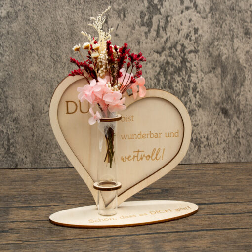 Holzherz mit Trockenblumen und Gravur in der Vorderansicht