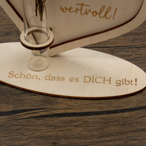 Detailaufnahme Reagenzglas und Sockelgravur des Holzherzens